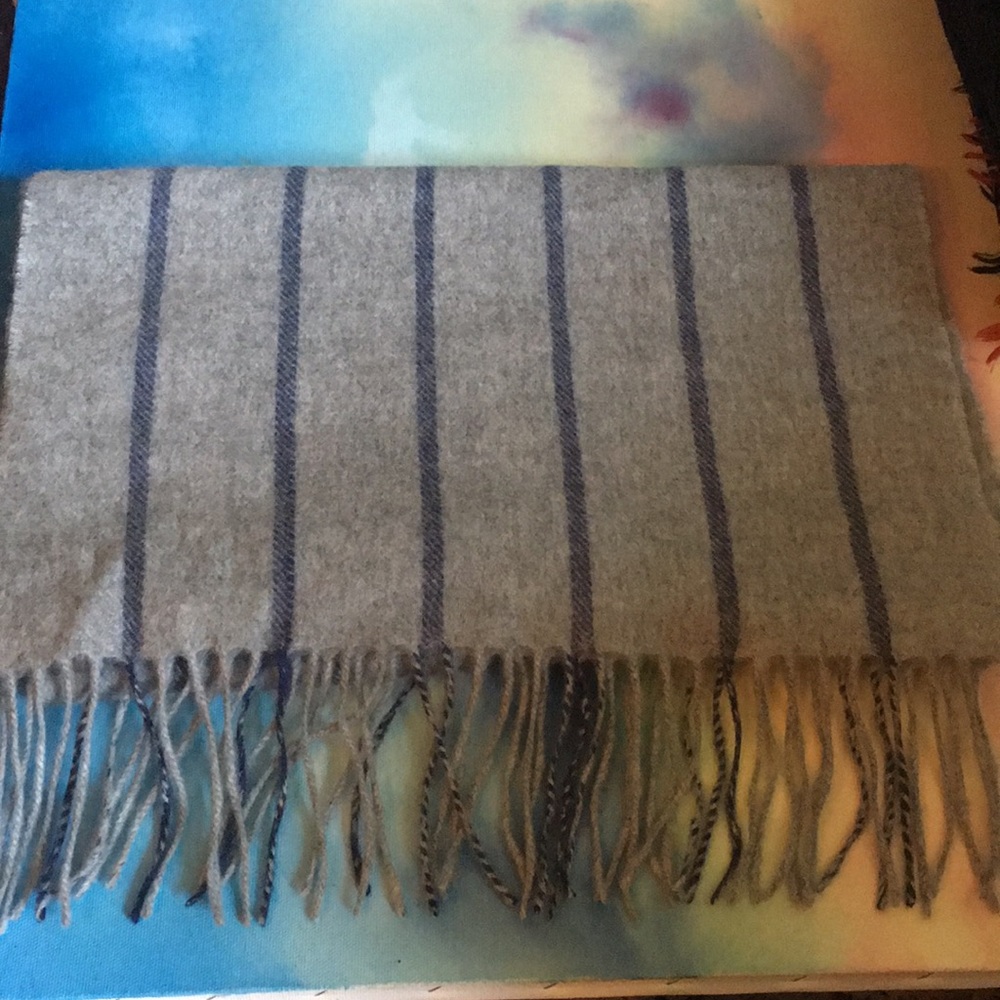 Qi - 100% Cashmere Light Grey with Blue Stripes
